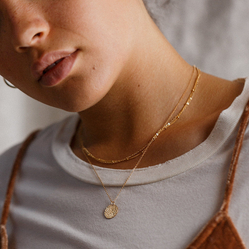 Fijne ketting met hanger (1.2x1.2cm) in 18K verguld roestvrij staal. Verstelbaar, waterproof en hypoallergeen. DAUW JUWELEN.