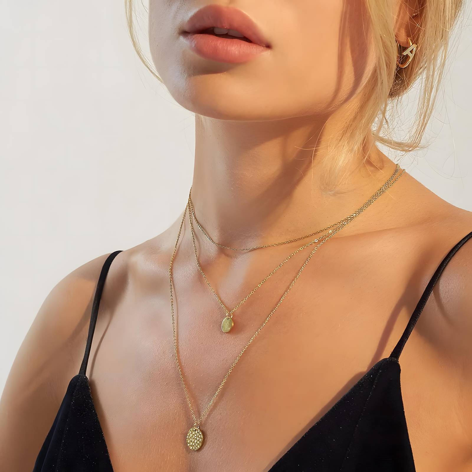 Elegante ketting met twee hangers in 18K verguld roestvrij staal. Verstelbaar, waterproof en hypoallergeen. DAUW JUWELEN.