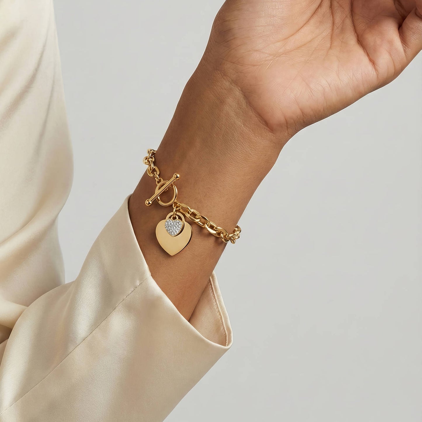 Romantische hartjes armband met cubic zirkonia in 18K verguld staal. Waterproof en hypoallergeen. Shop bij DAUW JUWELEN.