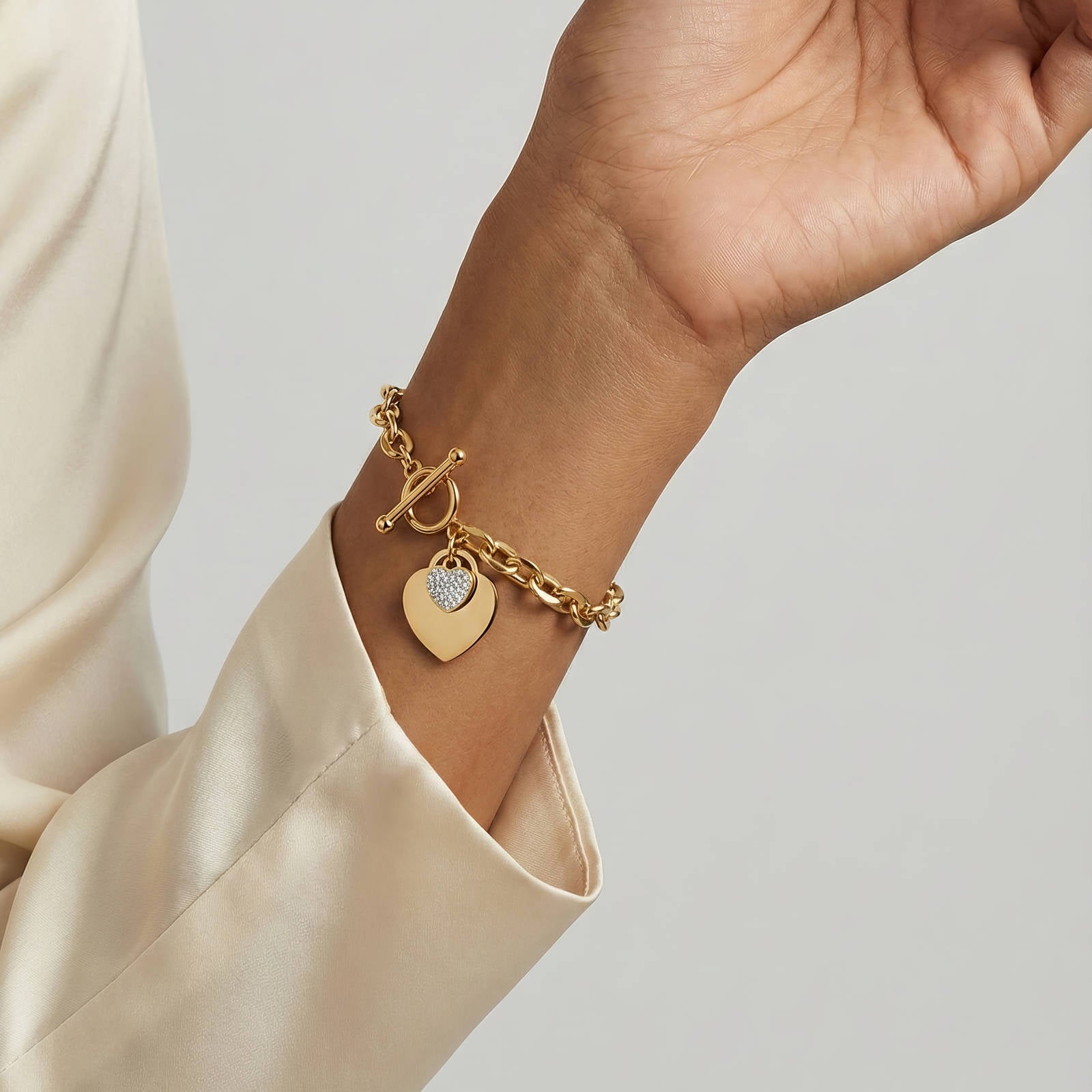 Romantische hartjes armband met cubic zirkonia in 18K verguld staal. Waterproof en hypoallergeen. Shop bij DAUW JUWELEN.