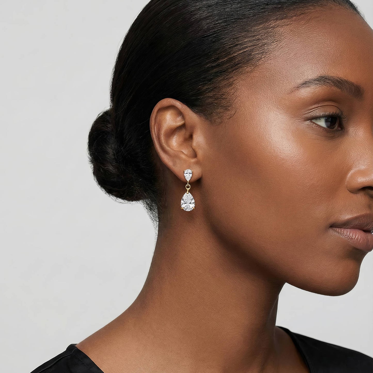 Verfijnde stud oorbellen met cubic zirkonia (2.2x0.7cm) in 18K verguld staal. Waterproof en hypoallergeen. DAUW JUWELEN.