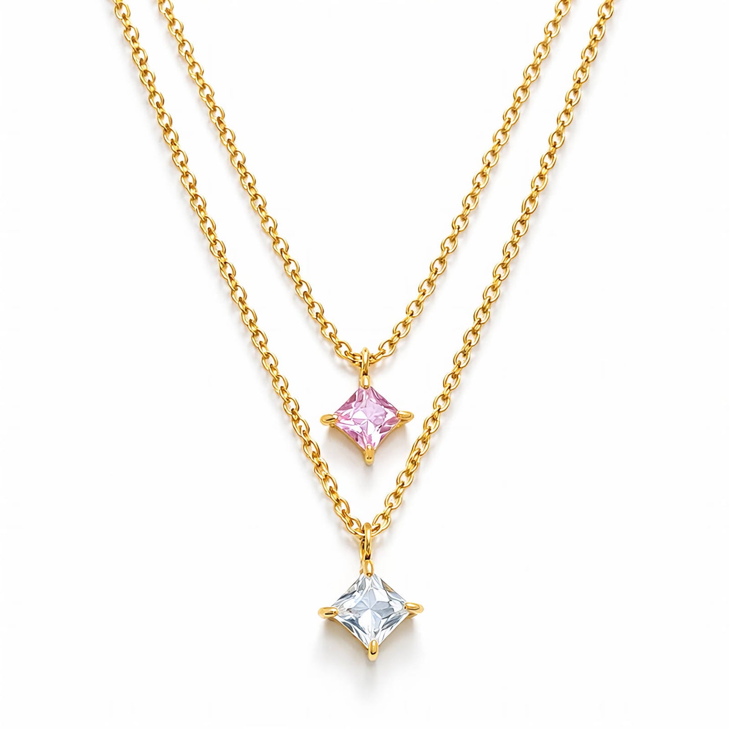 Verfijnde ketting met cubic zirkonia hanger (0.7x0.7cm) in 18K verguld staal. Waterproof en hypoallergeen. DAUW JUWELEN.