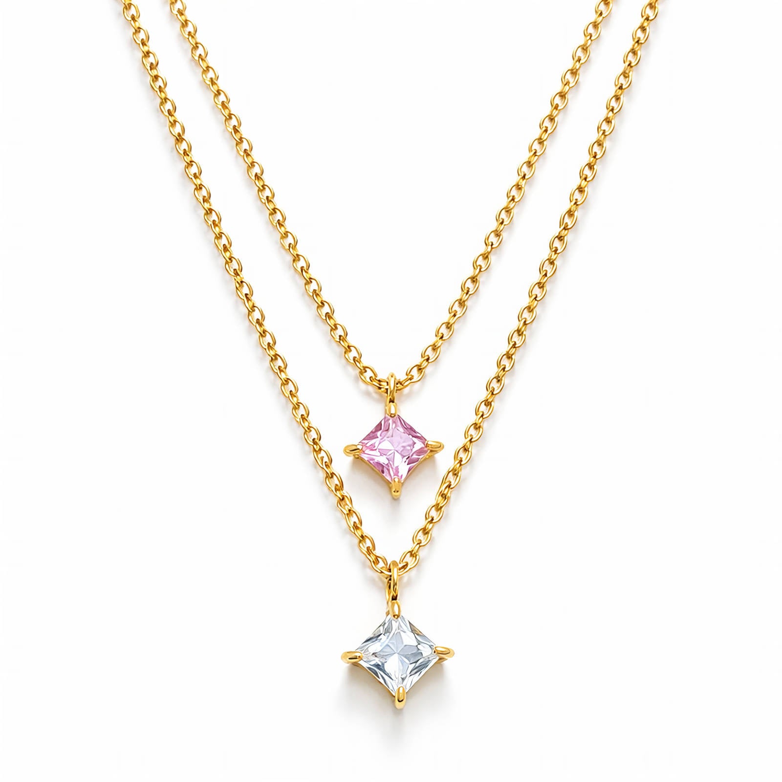 Verfijnde ketting met cubic zirkonia hanger (0.7x0.7cm) in 18K verguld staal. Waterproof en hypoallergeen. DAUW JUWELEN.