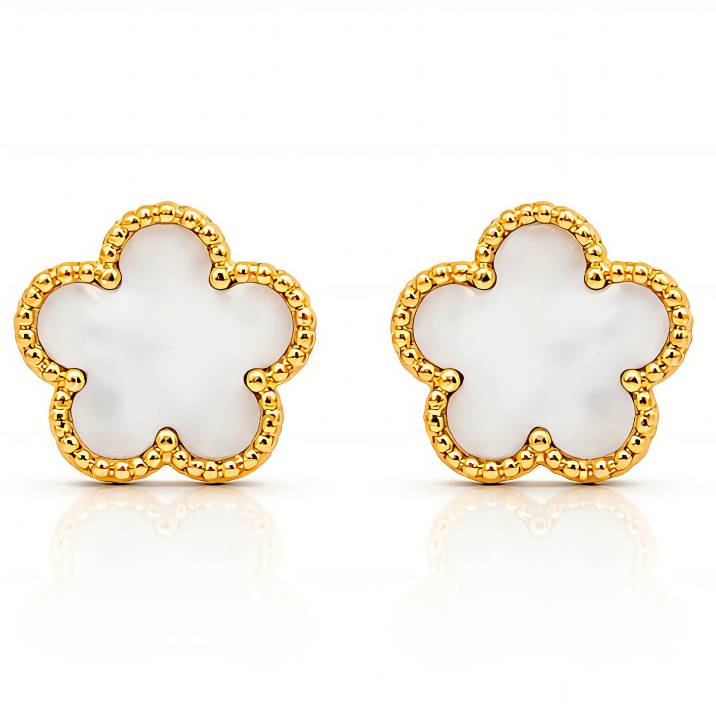 Lieve bloemen stud oorbellen in 18K verguld staal. Waterproof, hypoallergeen en duurzaam verguld. Ontdek DAUW JUWELEN.