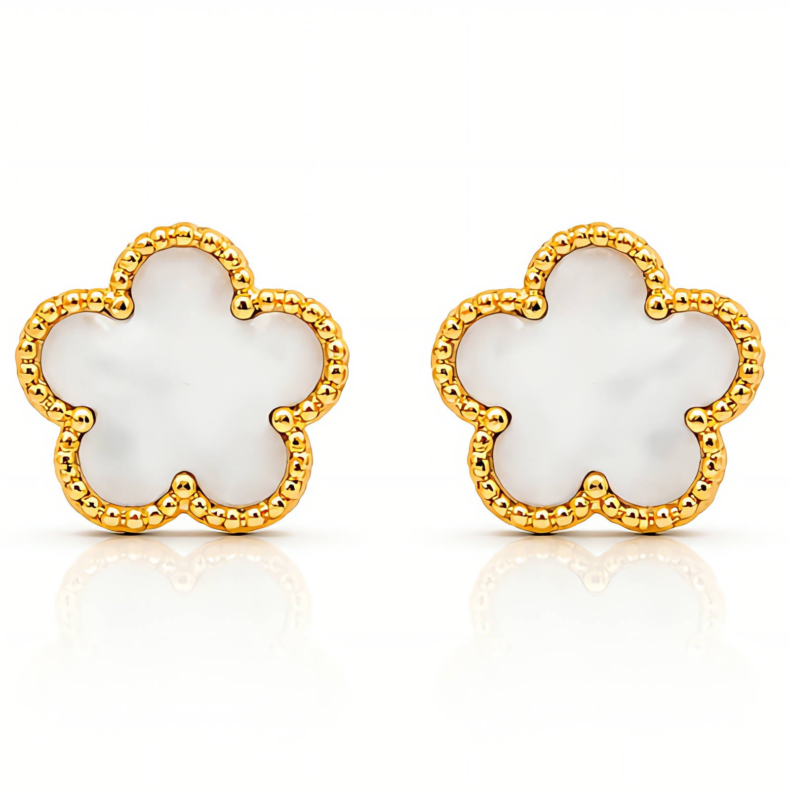 Lieve bloemen stud oorbellen in 18K verguld staal. Waterproof, hypoallergeen en duurzaam verguld. Ontdek DAUW JUWELEN.