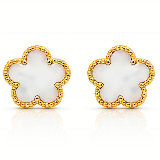 Lieve bloemen stud oorbellen in 18K verguld staal. Waterproof, hypoallergeen en duurzaam verguld. Ontdek DAUW JUWELEN.