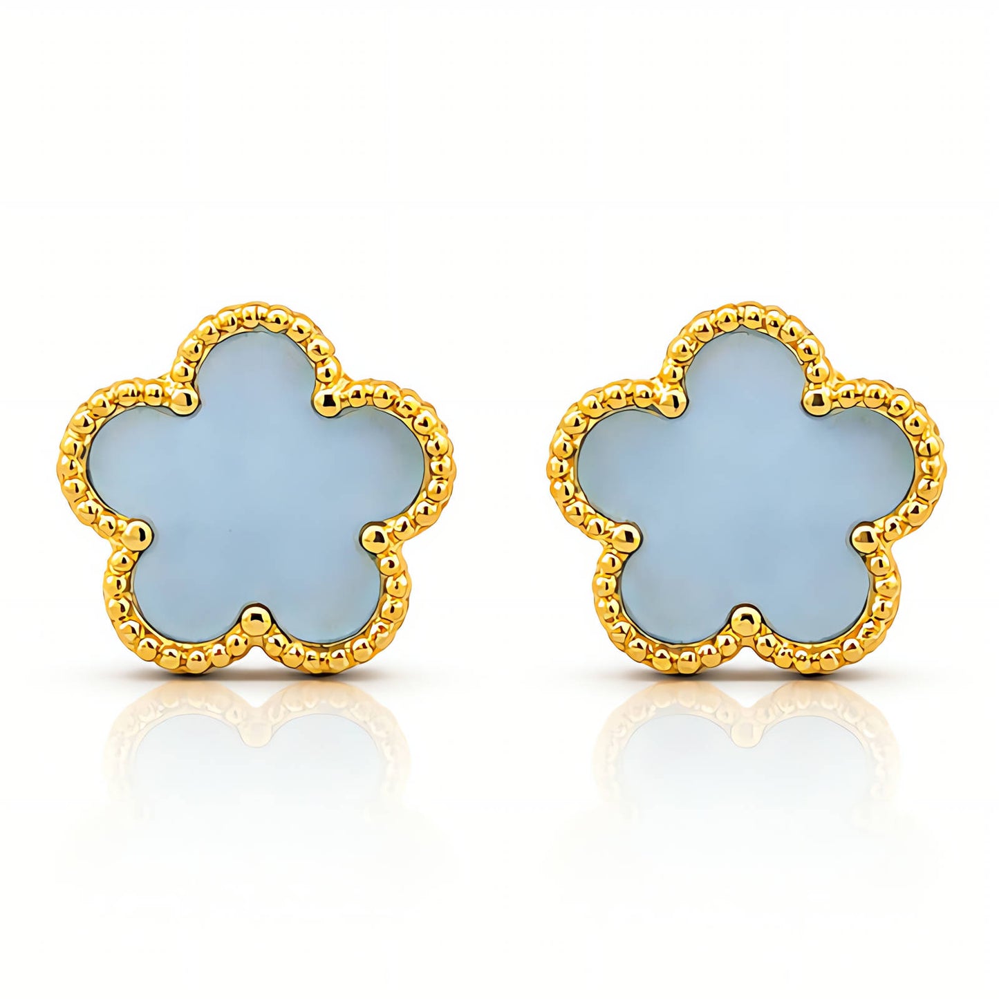 Lieve bloemen stud oorbellen in 18K verguld staal. Waterproof, hypoallergeen en duurzaam verguld. Ontdek DAUW JUWELEN.