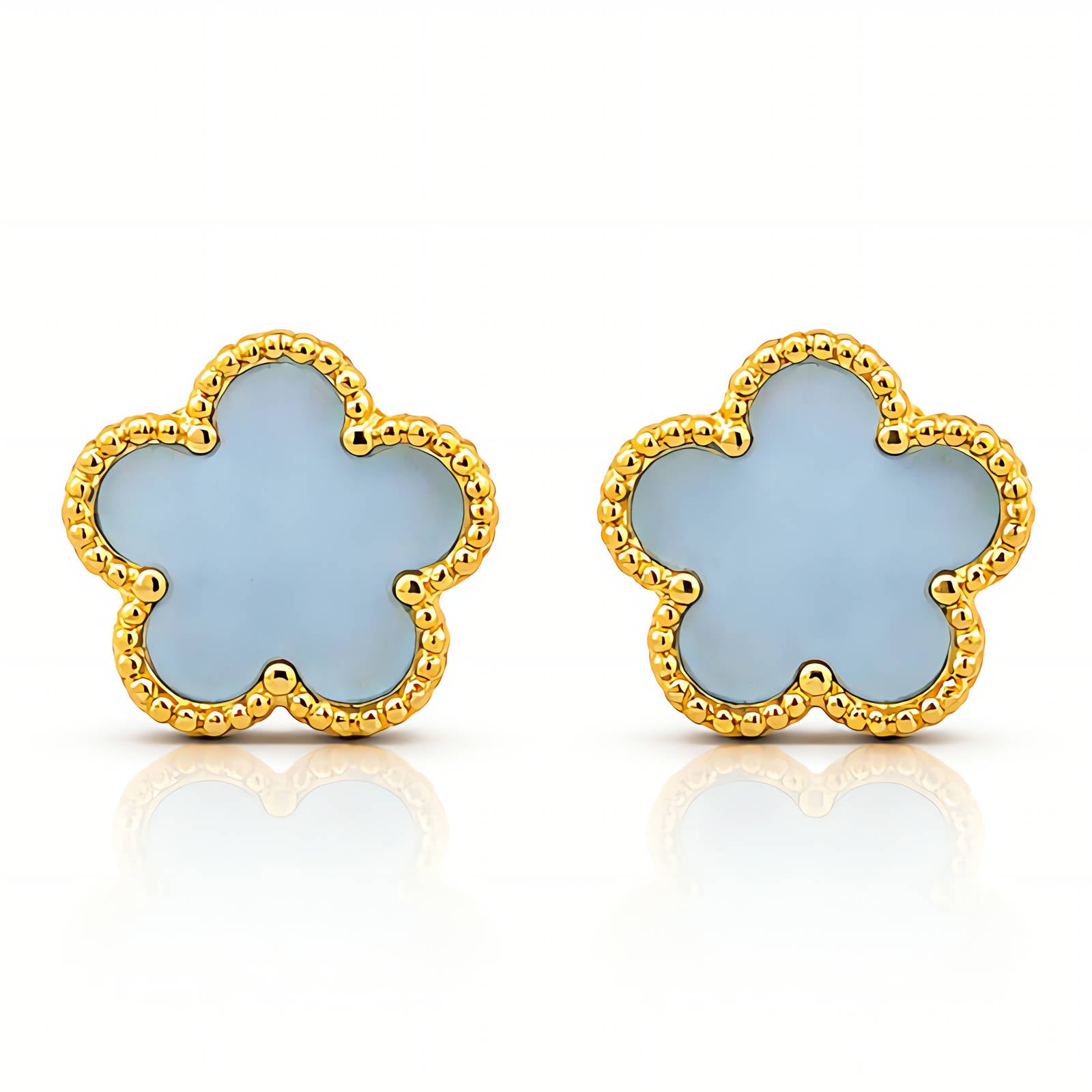 Lieve bloemen stud oorbellen in 18K verguld staal. Waterproof, hypoallergeen en duurzaam verguld. Ontdek DAUW JUWELEN.