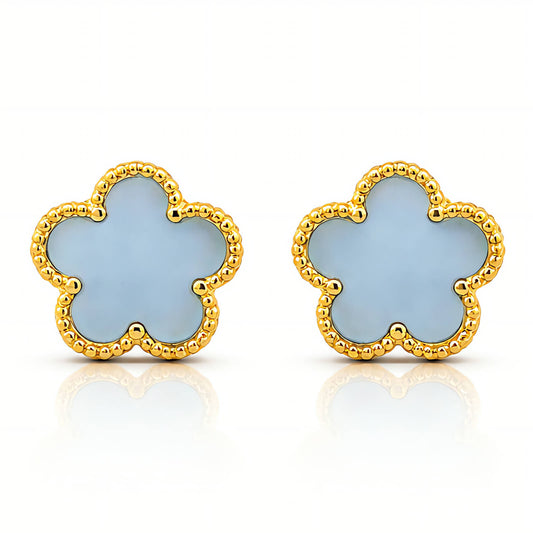 Lieve bloemen stud oorbellen in 18K verguld staal. Waterproof, hypoallergeen en duurzaam verguld. Ontdek DAUW JUWELEN.