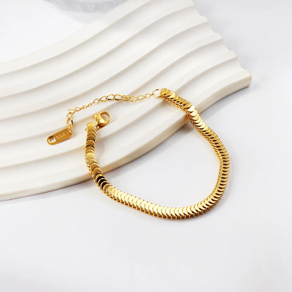 Deze stijlvolle, zachte schakelarmband is een prachtig sieraad, vervaardigd met een lengte van 16 cm en een lengte van 5 cm goud. Deze unieke combinatie is ideaal voor elke gelegenheid. De armband is licht en comfortabel om te dragen en geeft uw pols een luxe uitstraling.
