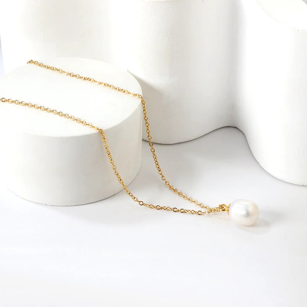 Klassieke elegante witte parelhanger met delicate gepolijste afwerking.

Materiaal: Roestvrij staal + 18K goud verguld

Hypoallergeen, geen risico op irritatie van de gevoelige huid of verkleuring.